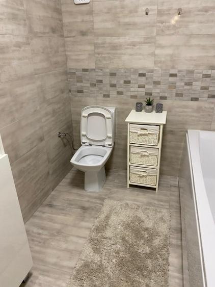 Apartament cu 3 camere semidecomandat, mobilat în 9 Mai
