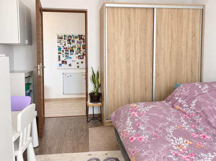 Apartament cu 3 camere semidecomandat, mobilat în Florești