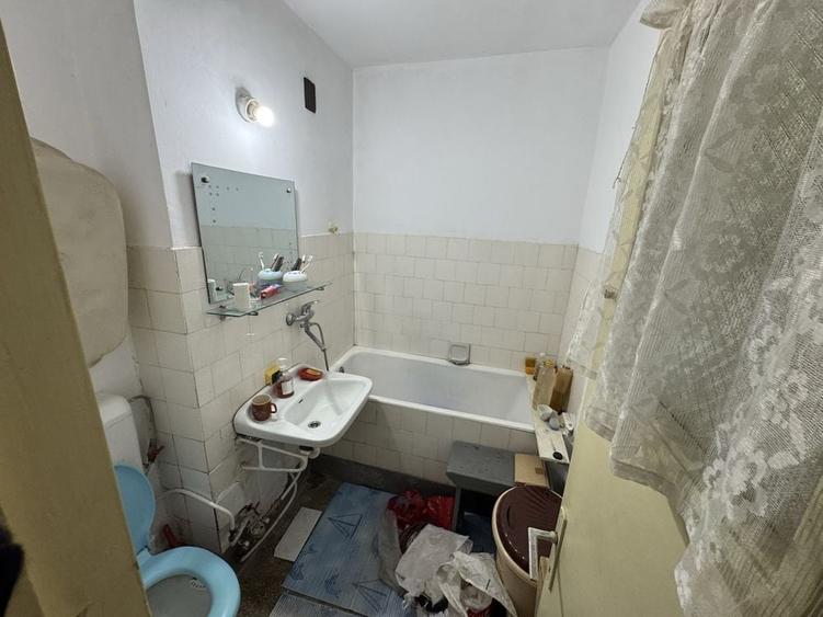 Apartament cu 2 camere semidecomandat în Craiovei