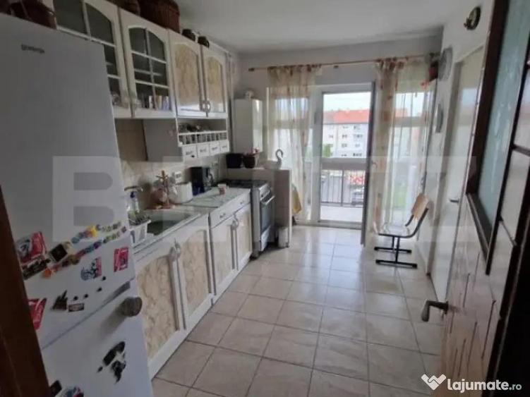 Apartament de vanzare cu 3 camere, 76 mp utili, zona Carpati - 1