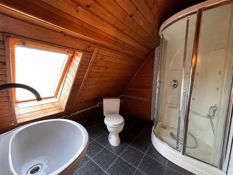 Casă individuală cu 7 camere cu Canalizare în Vest