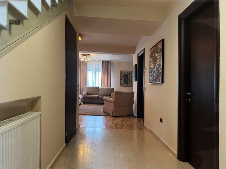 CASA SINGUR CURTE IN CARTIER PRIVAT - 4