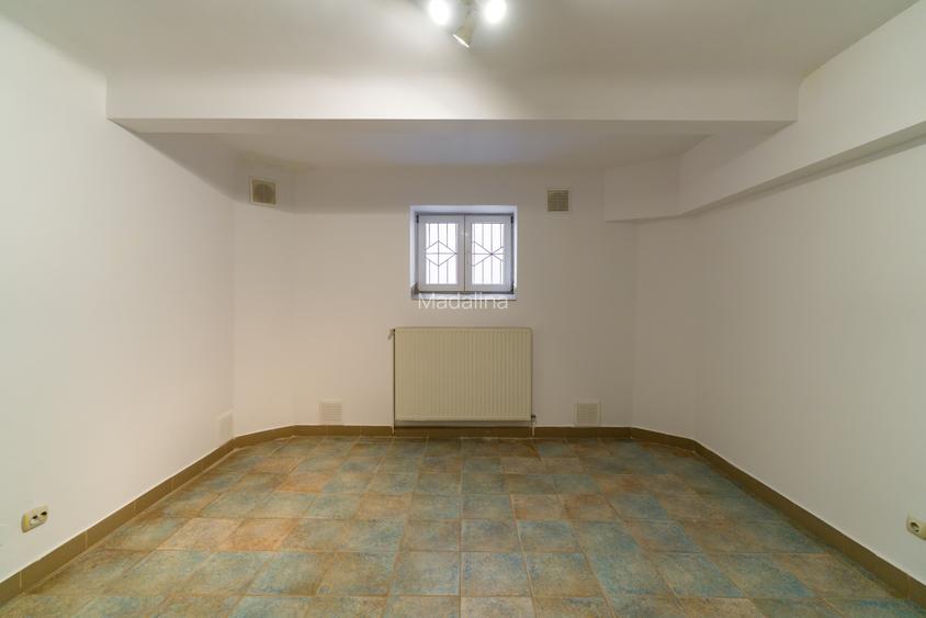 Boxă de 10,8 mp, 250 €/lună Boxă de 10,8 mp, 250 €/lună