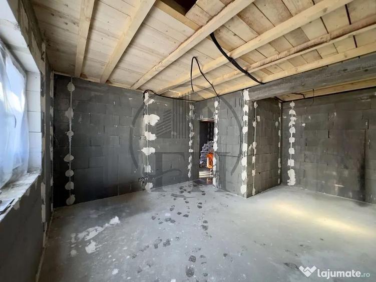 Casă cu 5 camere cu Teren 257 Mp în Valu lui Traian