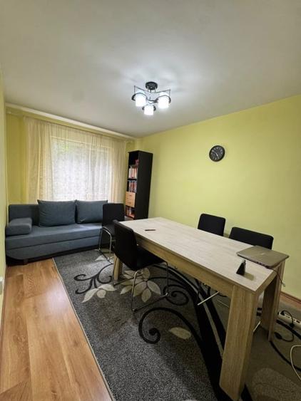 Apartament cu 3 camere semidecomandat, mobilat în Săsar