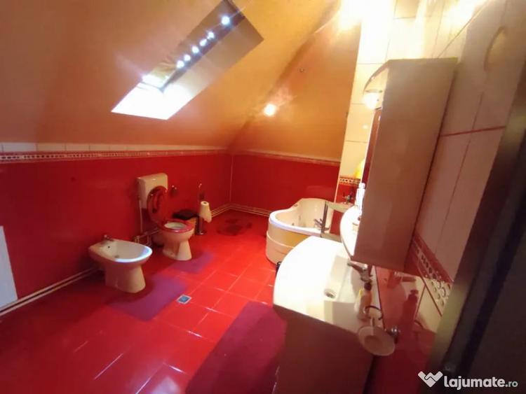 Casă cu 7 camere cu Teren 600 Mp în Central