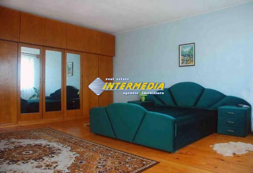 Casa superba de vanzare cu 8 camere in Alba Iulia zona Centrala - 2
