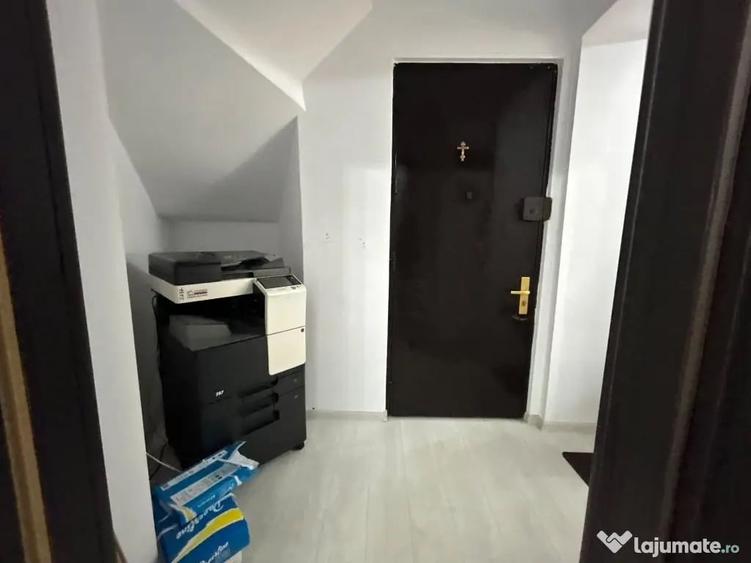 Apartament cu 4 camere semidecomandat în Universitate