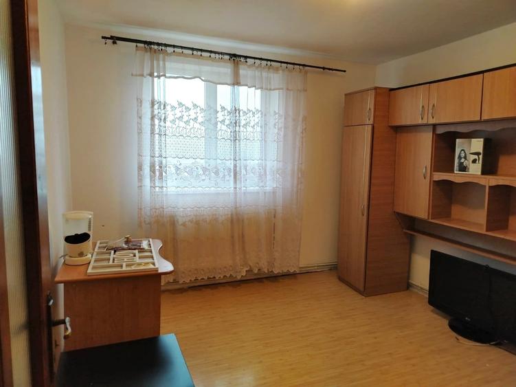 Apartament cu 3 camere decomandat în Est