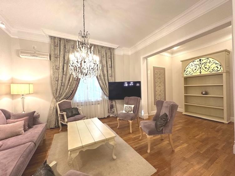 Apartament cu 5 camere semidecomandat, mobilat în Capitale