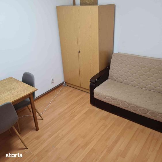 Apartament cu 3 camere semidecomandat în Podu Roș
