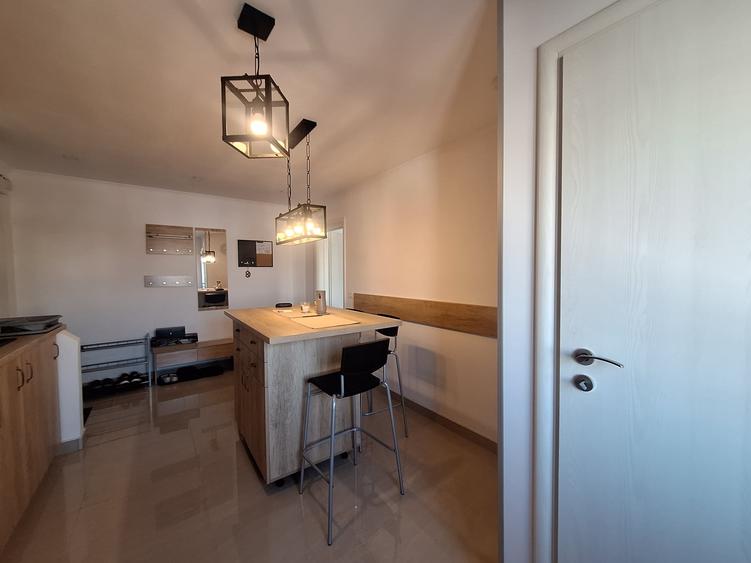 Apartament cu 3 camere semidecomandat, mobilat în Semicentral