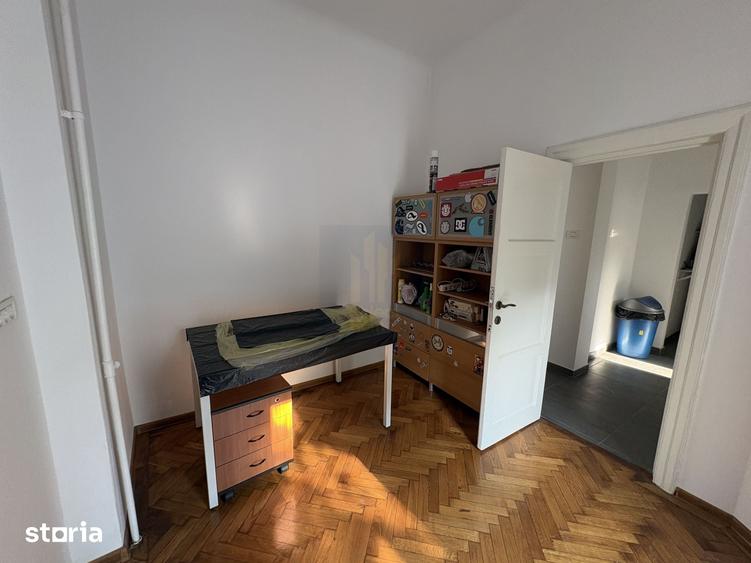 Casă cu 9 camere cu Teren 300 Mp în Eminescu