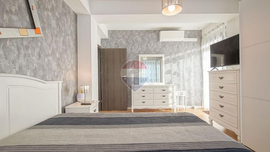 Apartament cu 3 camere decomandat, mobilat în Tractorul