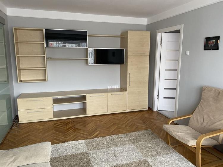 Apartament cu 3 camere semidecomandat în Grigorescu