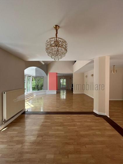 Casă cu 7 camere cu Piscina în Iancu Nicolae