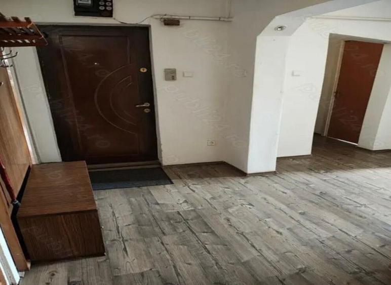 Apartament 4 camere, decomandat - zona Tractorul - 3