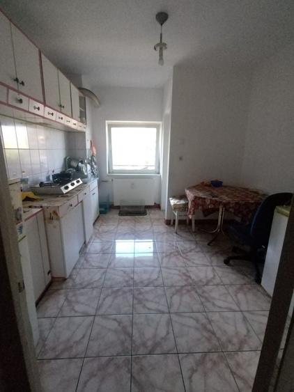 Inchiriez apartament cu 3 Cameri - 2