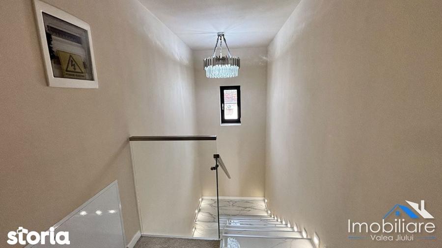 Casa / Pensiune exclusivista - Petrila (Bratianu) | 4 camere cu baie - 12