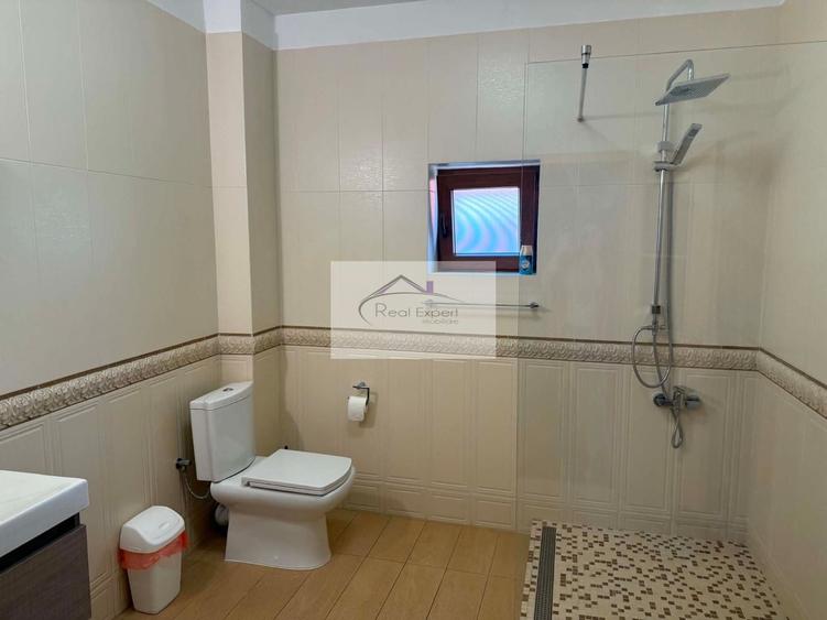Casă individuală cu 8 camere cu Canalizare în Gruia