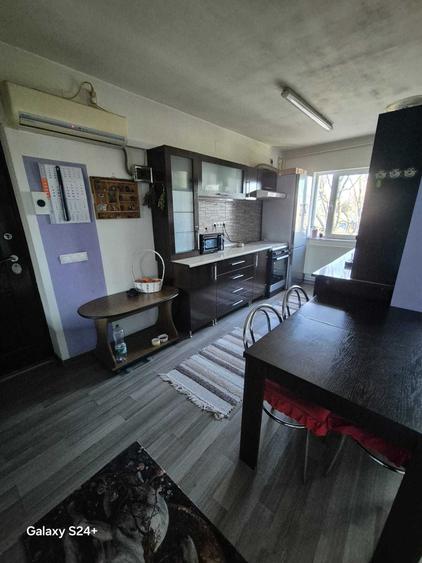 Apartament cu 4 camere semidecomandat în Liteni