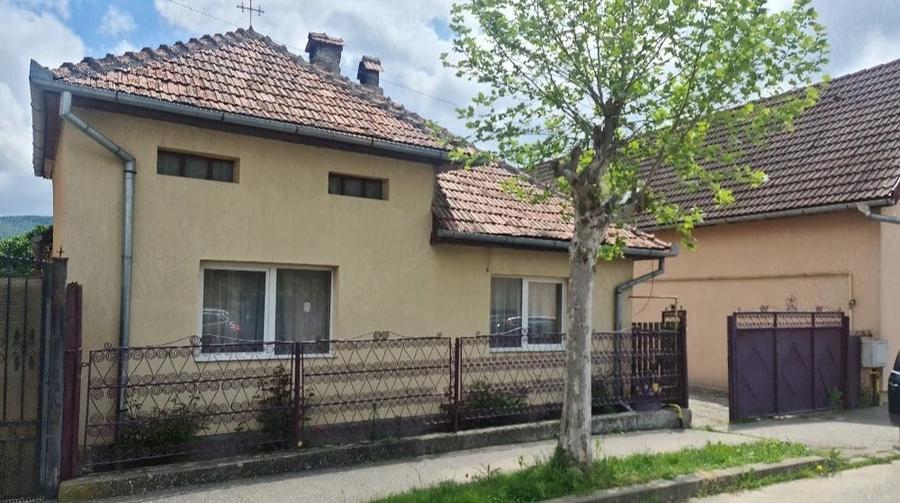 Casa sanatoasa cu 900 mp la intrare in Rasnov - 1
