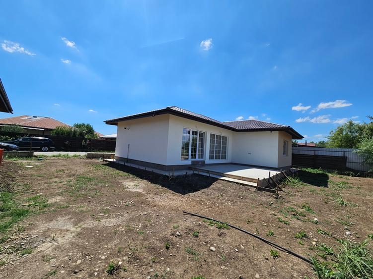 Vila 104 mp utili+20 mp terasa,420 mp teren,cartier rezidential Luna,Balotesti. - 2