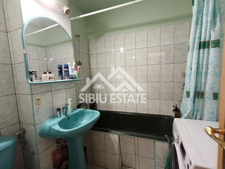 Apartament de vanzare cu 3 camere, decomandat -55 mp. balcon, pivnita - 7