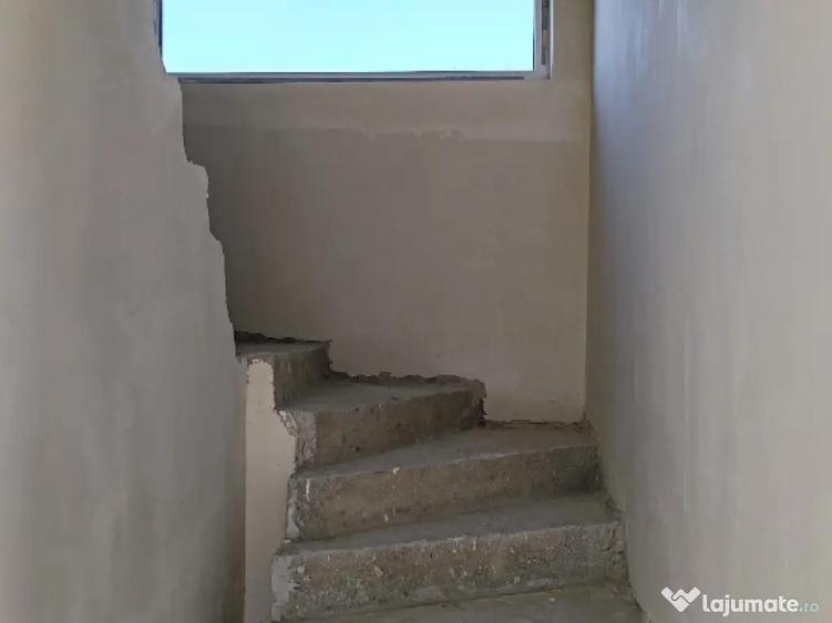 Casa de vanzare la intrare in Corpadea la drumul na?ional - 10