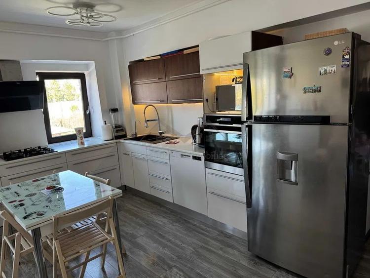 Apartament cu 3 camere semidecomandat, mobilat în Păcurari