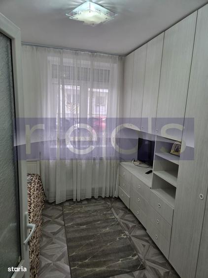 Apartament cu 2 camere semidecomandat, mobilat în Tei