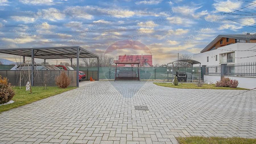 Casă cu 8 camere cu Teren 733 Mp în Bartolomeu