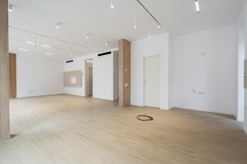 Casă individuală cu 5 camere cu Teren 425 Mp în Central