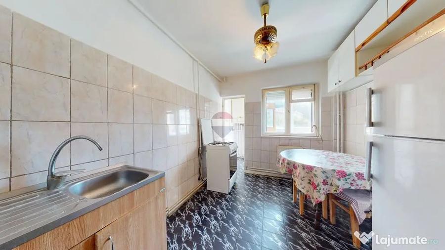 Apartament cu 4 camere decomandat în Răcădău