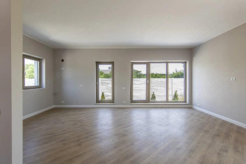 Casă cu 7 camere cu Teren 370 Mp în Ferme