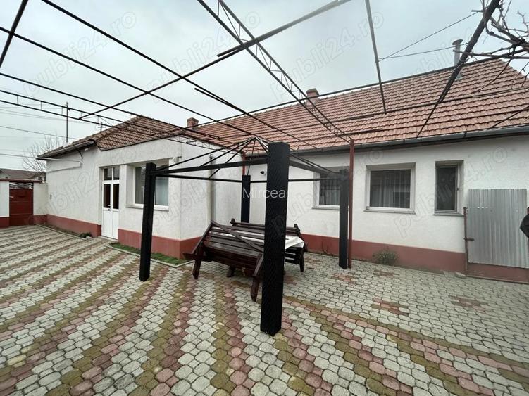 Vand casa mare caramida(2 corpuri cladire)renovat si ocupabil imediat,situat in Livada, st.850 mp