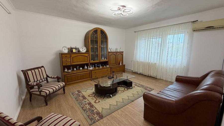 Apartament cu 3 camere, 2 bai si 2 balcoane, decomandat et , cartier MV1 - 5