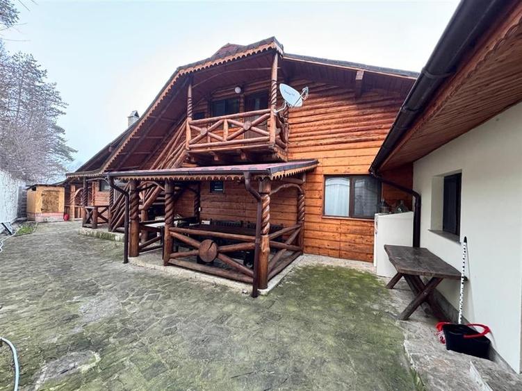 Casa spatioasa, ideala pentru locuinta sau afacere  1500 mp teren, situata pe d - 12