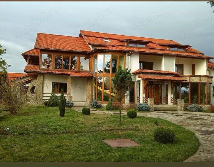 Vila 16 camere si 3 ha teren intravilan - 1
