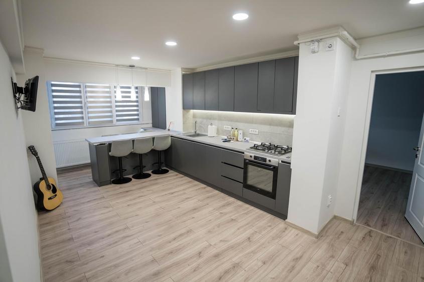 Apartament 2 camere, decomandat,etaj 3, zona centrala - 4