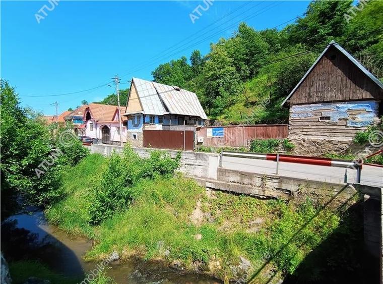 Casa traditionala din lemn cu 930 mp teren langa Sibiu - 1