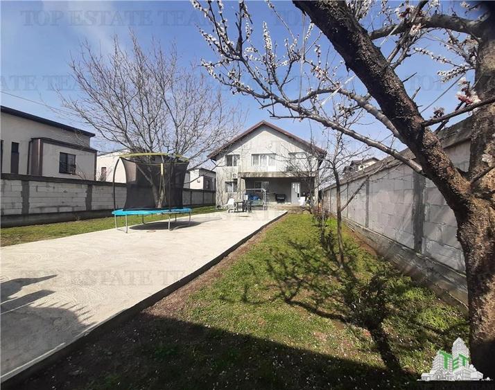 Casa spatioasa cu 8 camere si teren de 801 mp - ideala pentru 2 familii - 1
