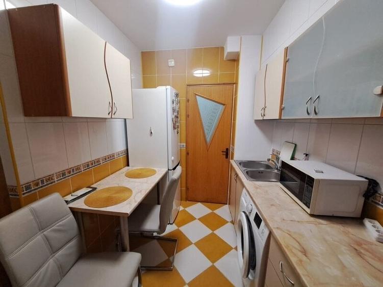 Apartament cu 3 camere semidecomandat, mobilat în Iancului