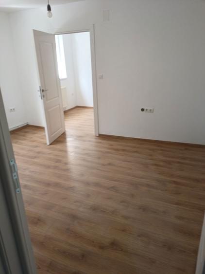 Vand apartament,2 camere , semidecomandat 30mp ,zona Dealurilor Florilor,parter inalt, 52500 negociabil - 7