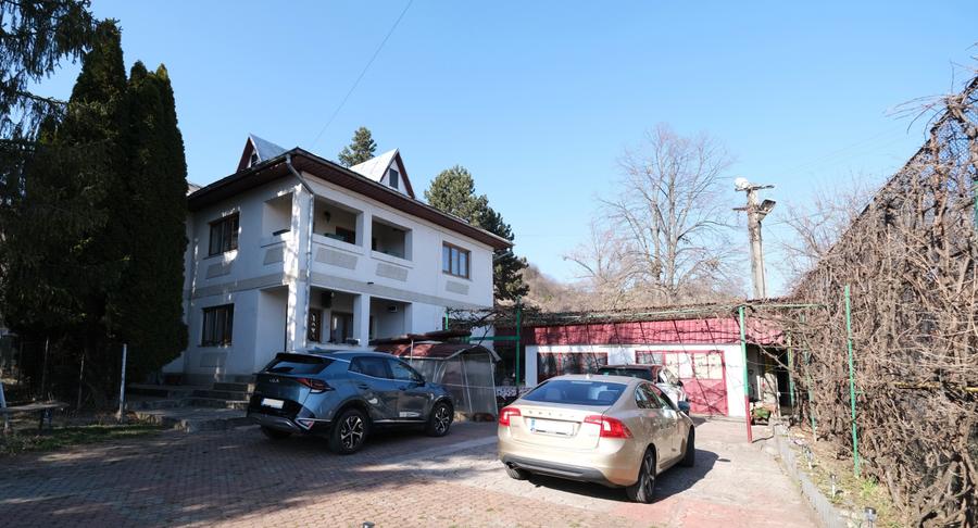 Vanzare casa D+P+1+pod si 519 mp teren in Piatra Neamt compusa din 2 apartamente - 1