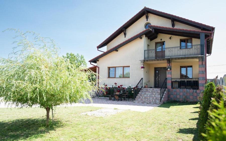 Casa deosebita in zona centrala Sanpetru teren generos! - 2