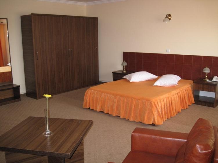 Vand sau inchiriez hotel 28 camere, 2 restaurante, sala conferinte, foisor etc. - 6