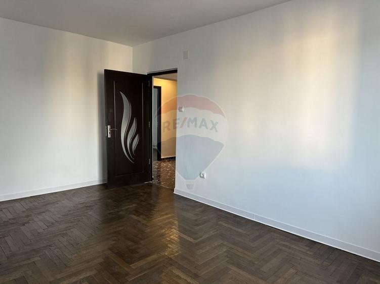 Apartament cu 4 camere de vânzare Roman central - 1