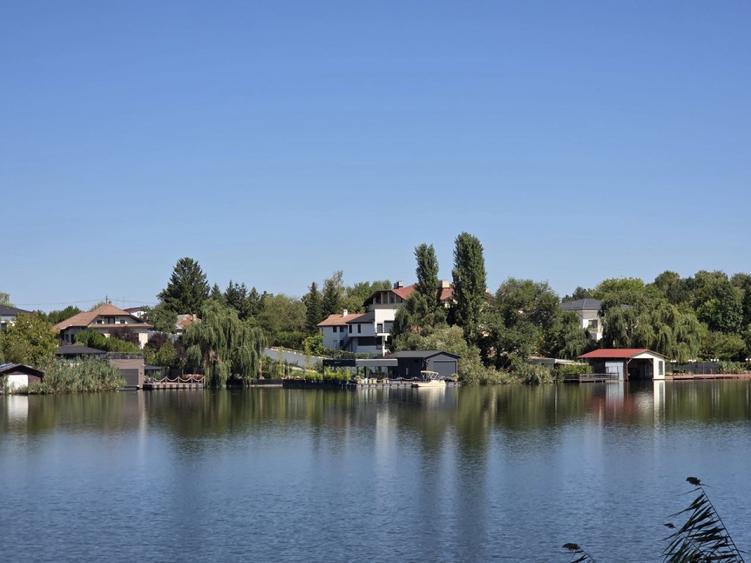Vanzare teren cu deschidere la lac, zona Ciofliceni - Sangov. - 1