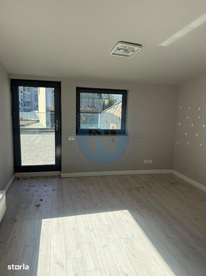 Casă cu 10 camere cu Teren 200 Mp în Grivița